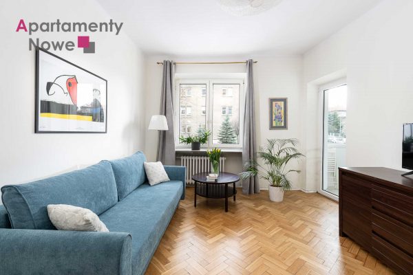 A spacious two-room apartment with a separate kitchen next to the Mogilskie roundabout.