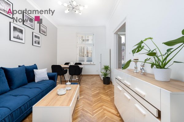 Sunny one-bedroom apartment 49 sqm with separate kitchen next to Old Town at Św. Teresy 4 St