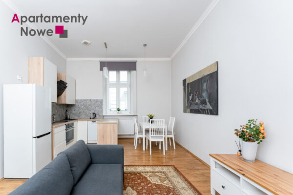 Spacious, comfortable one bedroom apartment 43 sqm next to Rynek Podgórski