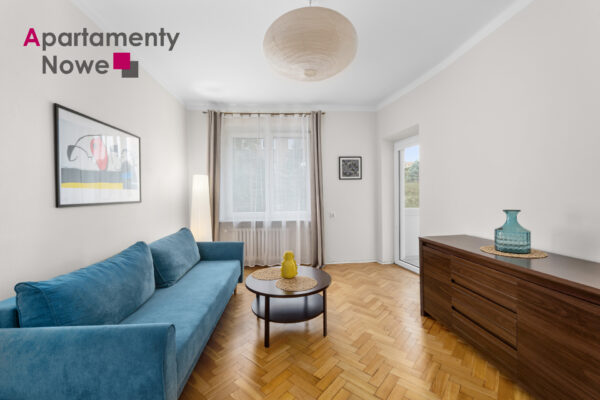 A spacious two-room apartment with a separate kitchen next to the Mogilskie roundabout.